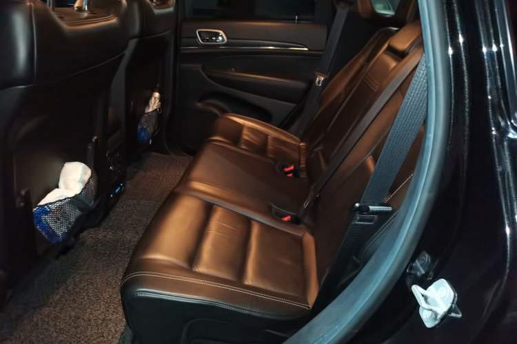 Used Jeep Grand Cherokee 2014 3.0L Comfort Navigation Edition Left Rear Seat