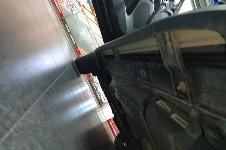 Used Jeep Grand Cherokee 2014 3.0L Comfort Navigation Edition Left Side Sill