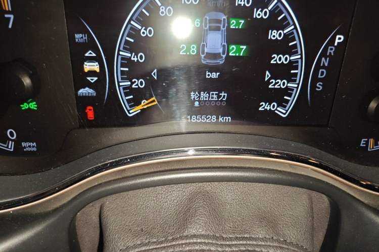 Used Jeep Grand Cherokee 2014 3.0L Comfort Navigation Edition Odometer Close Up
