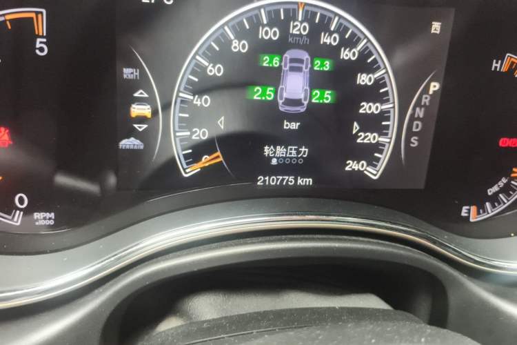 Used Jeep Grand Cherokee 2014 3.0TD Diesel Comfort Navigation Version Odometer Close Up