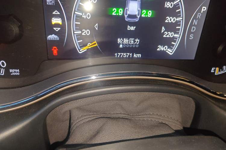 Used Jeep Grand Cherokee 2014 3.6L Elite Navigation Edition Odometer Close Up