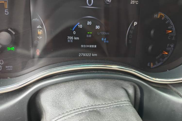 Used Jeep Grand Cherokee 2014 3.0TD Diesel Comfort Navigation Version Odometer Close Up