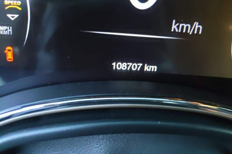 Used Jeep Grand Cherokee 2014 3.0L Comfort Navigation Edition Odometer Close Up