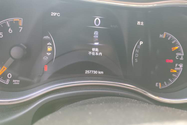 Used Jeep Grand Cherokee 2014 3.0L Comfort Navigation Edition Odometer Close Up
