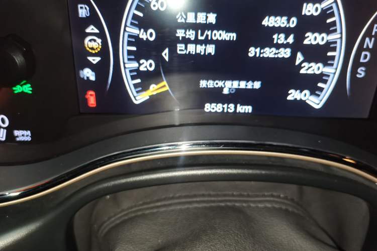 Used Jeep Grand Cherokee 2014 3.0L Comfort Navigation Edition Odometer Close Up