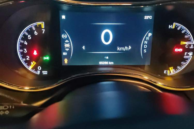 Used Jeep Grand Cherokee 2014 3.0L Comfort Navigation Edition Odometer Close Up