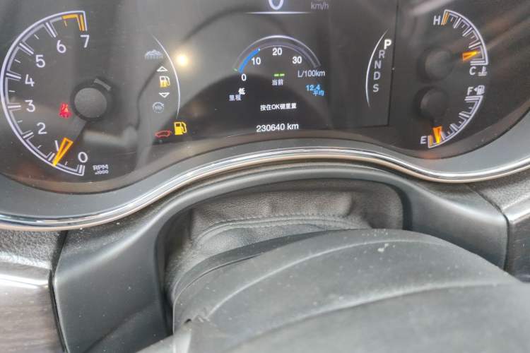 Used Jeep Grand Cherokee 2014 3.6L Elite Navigation Edition Odometer Close Up