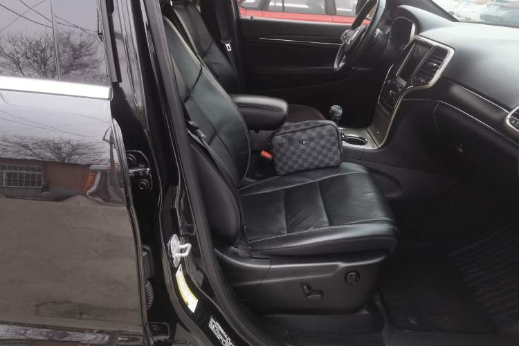 Used Jeep Grand Cherokee 2014 3.6L Elite Navigation Edition Right Front Seat