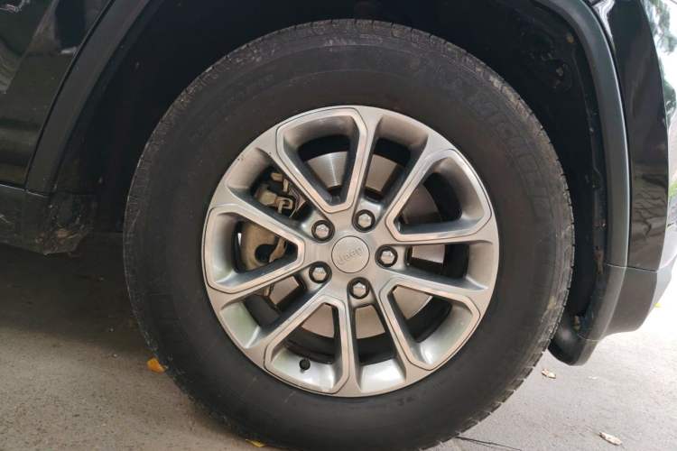 Used Jeep Grand Cherokee 2014 3.0L Comfort Navigation Edition Right Front Wheel Hub