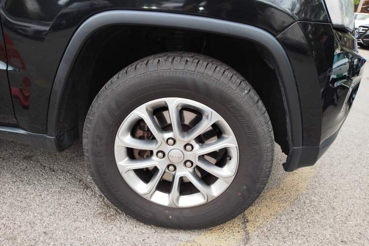 Used Jeep Grand Cherokee 2014 3.6L Elite Navigation Edition Right Front Wheel Hub