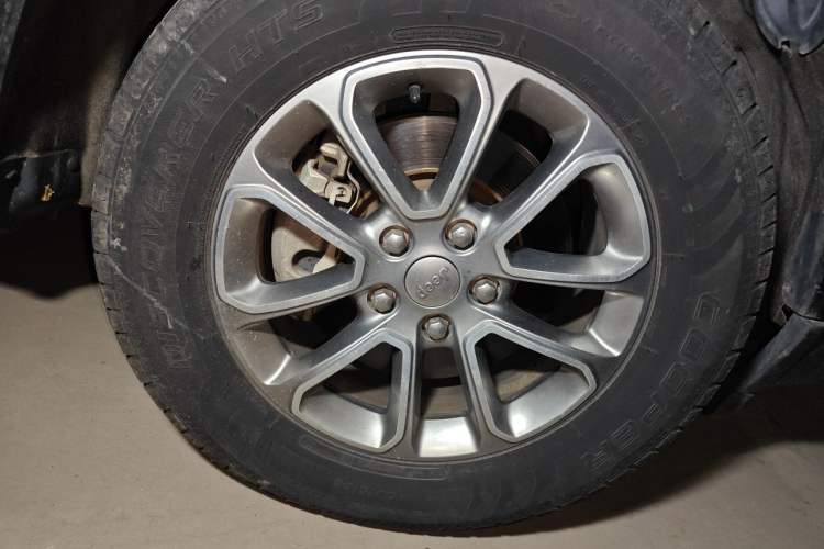 Used Jeep Grand Cherokee 2014 3.0L Comfort Navigation Edition Right Front Wheel Hub