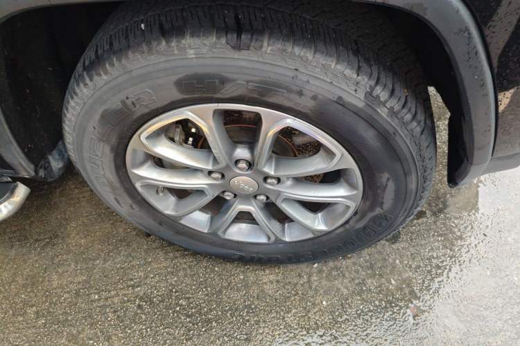 Used Jeep Grand Cherokee 2014 3.0L Comfort Navigation Edition Right Front Wheel Hub