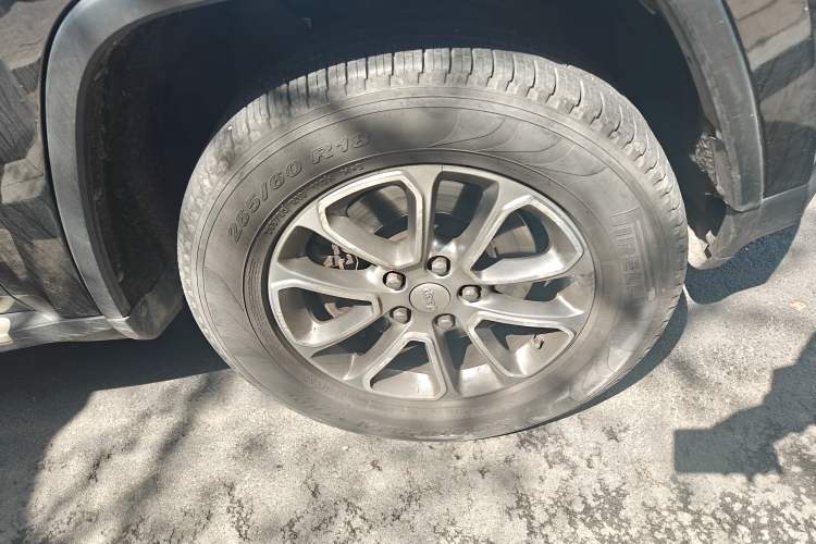 Used Jeep Grand Cherokee 2014 3.6L Elite Navigation Edition Right Front Wheel Hub