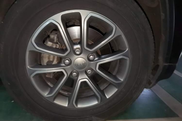 Used Jeep Grand Cherokee 2014 3.6L Elite Navigation Edition Right Front Wheel Hub