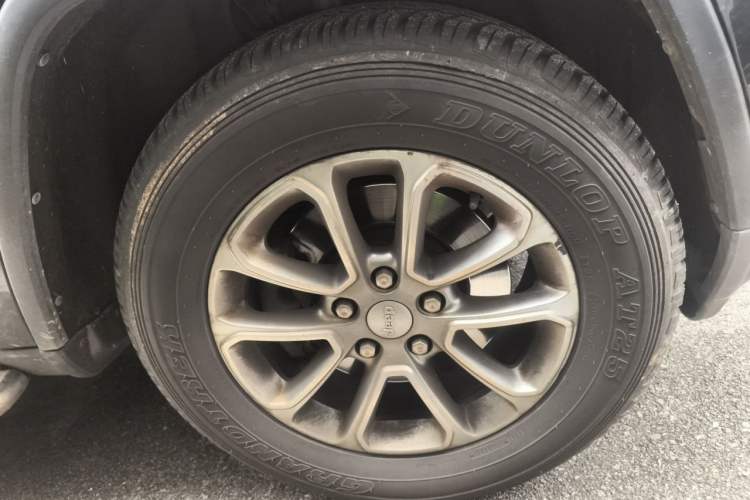 Used Jeep Grand Cherokee 2014 3.0TD Diesel Comfort Navigation Version Right Front Wheel Hub