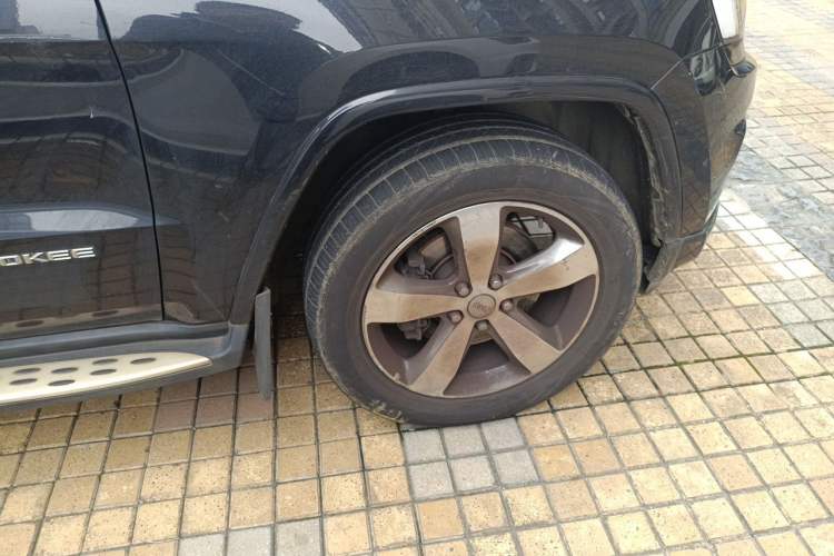 Used Jeep Grand Cherokee 2014 3.6L Elite Navigation Edition Right Front Wheel Hub