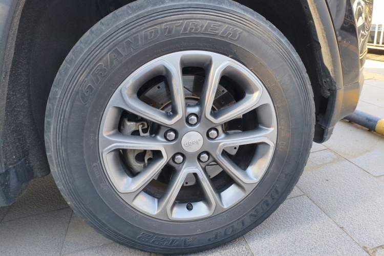 Used Jeep Grand Cherokee 2014 3.6L Elite Navigation Edition Right Front Wheel Hub
