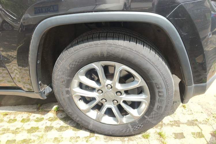 Used Jeep Grand Cherokee 2014 3.0L Comfort Navigation Edition Right Front Wheel Hub