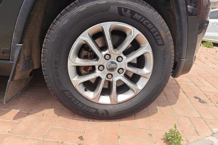 Used Jeep Grand Cherokee 2014 3.6L Comfort Navigation Edition Right Front Wheel Hub