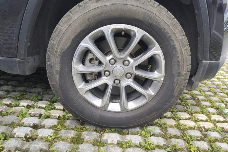Used Jeep Grand Cherokee 2014 3.6L Elite Navigation Edition Right Front Wheel Hub