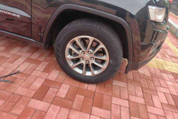 Used Jeep Grand Cherokee 2014 3.0L Comfort Navigation Edition Right Front Wheel Hub
