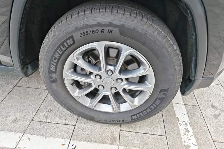 Used Jeep Grand Cherokee 2014 3.6L Elite Navigation Edition Right Front Wheel Hub