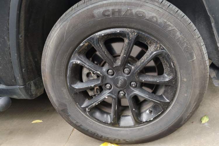 Used Jeep Grand Cherokee 2014 3.6L Elite Navigation Edition Right Front Wheel Hub