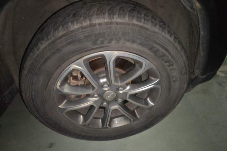 Used Jeep Grand Cherokee 2014 3.0L Comfort Navigation Edition Right Front Wheel Hub