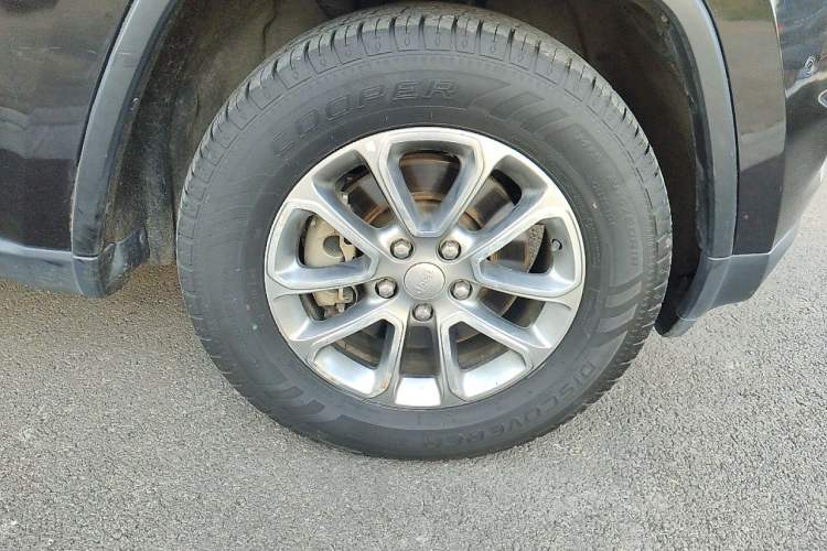 Used Jeep Grand Cherokee 2014 3.0L Comfort Navigation Edition Right Front Wheel Hub
