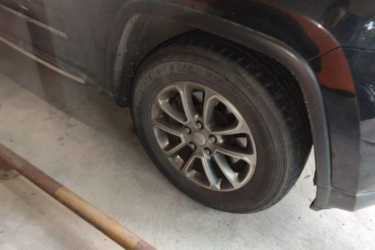 Used Jeep Grand Cherokee 2014 3.6L Elite Navigation Edition Right Front Wheel Hub