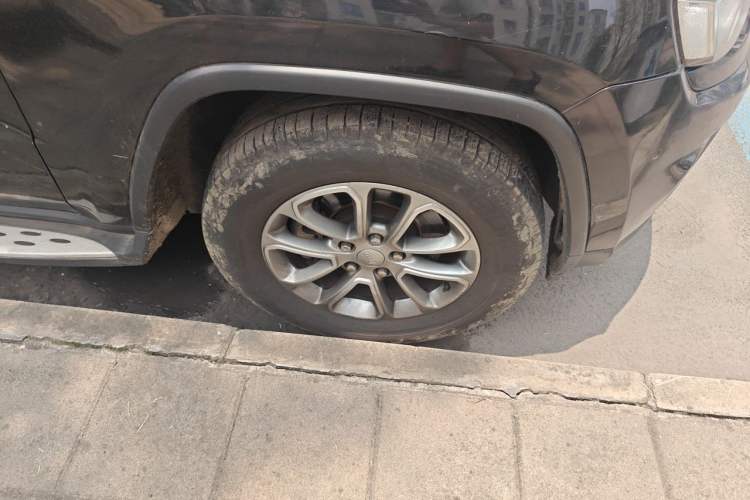 Used Jeep Grand Cherokee 2014 3.0L Comfort Navigation Edition Right Front Wheel Hub