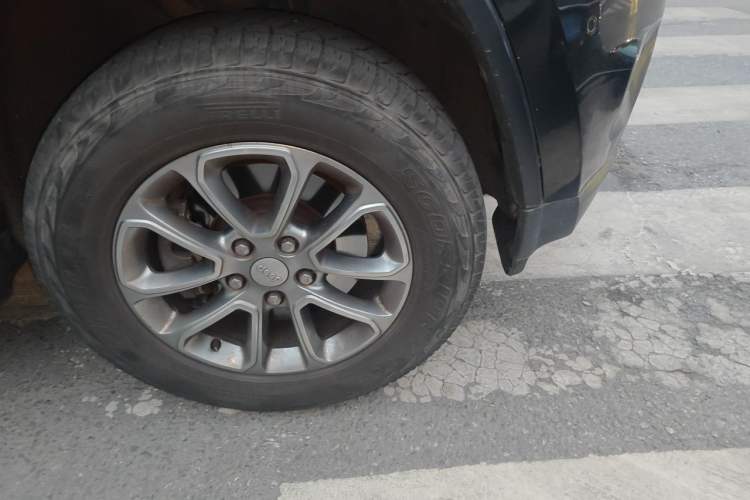 Used Jeep Grand Cherokee 2014 3.6L Elite Navigation Edition Right Front Wheel Hub