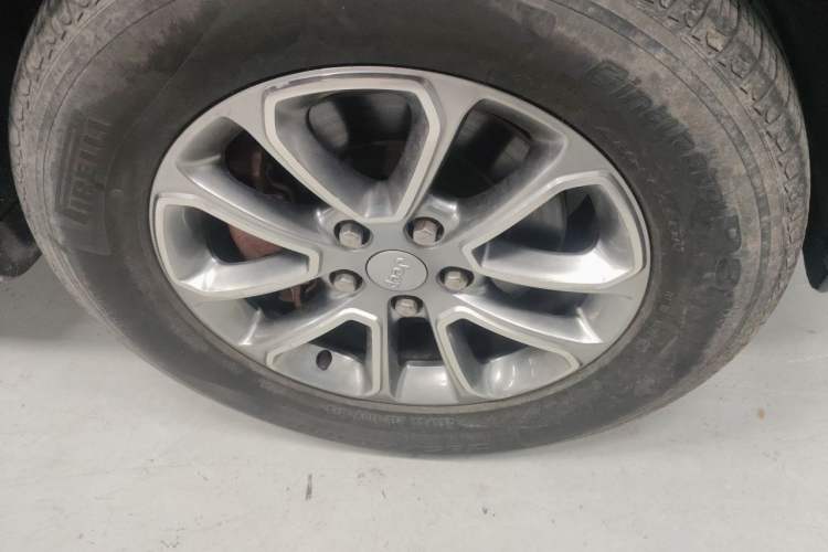 Used Jeep Grand Cherokee 2014 3.6L Comfort Navigation Edition Right Front Wheel Hub