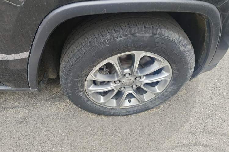 Used Jeep Grand Cherokee  Right Front Wheel Hub