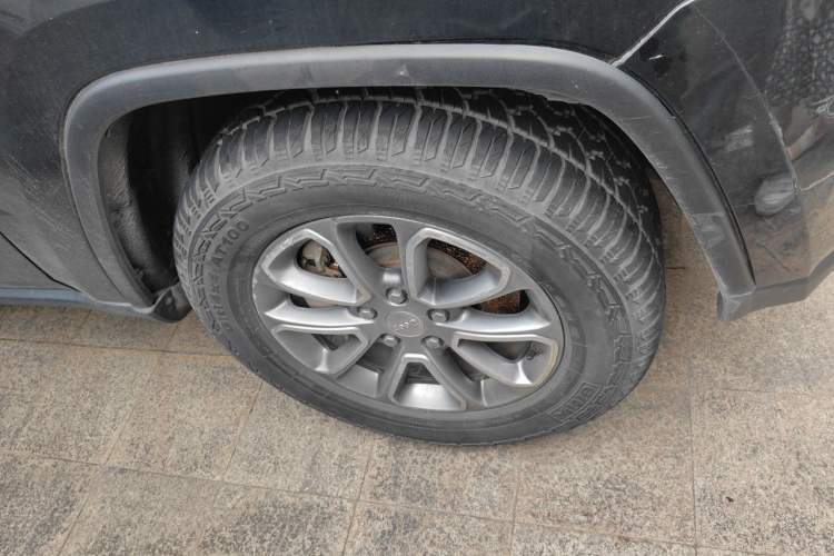 Used Jeep Grand Cherokee 2014 3.6L Elite Navigation Edition Right Front Wheel Hub