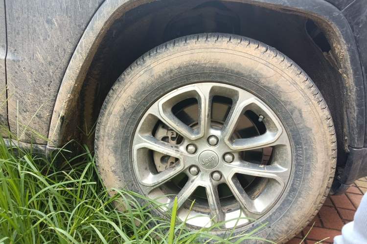 Used Jeep Grand Cherokee 2014 3.0L Comfort Navigation Edition Right Front Wheel Hub