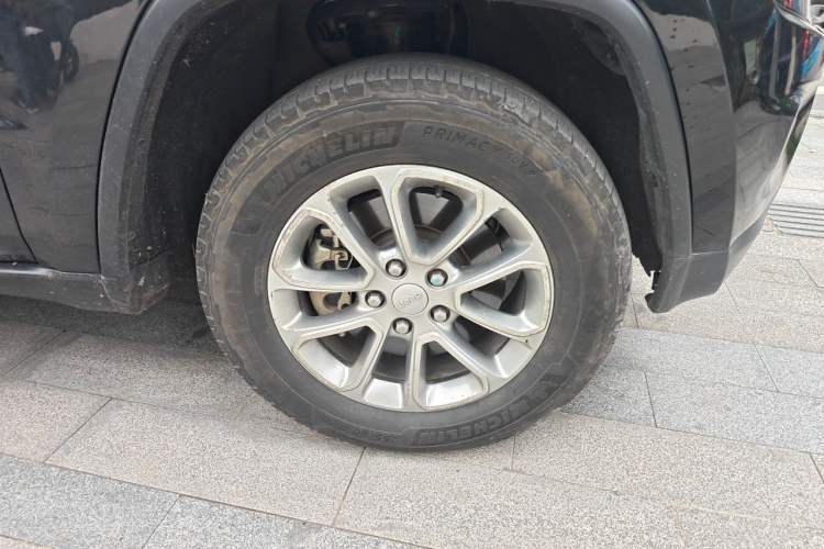 Used Jeep Grand Cherokee 2014 3.0TD Diesel Comfort Navigation Version Right Front Wheel Hub
