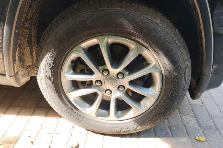 Used Jeep Grand Cherokee 2014 3.0L Comfort Navigation Edition Right Front Wheel Hub