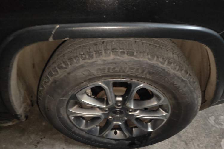 Used Jeep Grand Cherokee 2014 3.0L Comfort Navigation Edition Right Front Wheel Hub