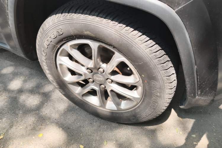 Used Jeep Grand Cherokee 2014 3.6L Elite Navigation Edition Right Front Wheel Hub