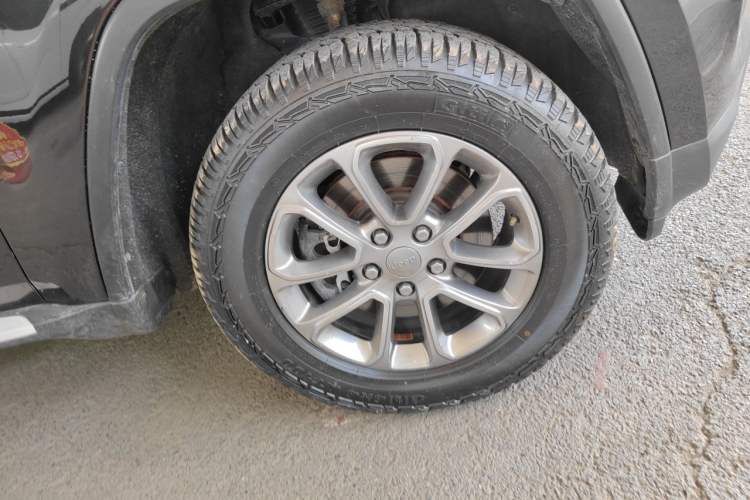 Used Jeep Grand Cherokee 2014 3.6L Elite Navigation Edition Right Front Wheel Hub