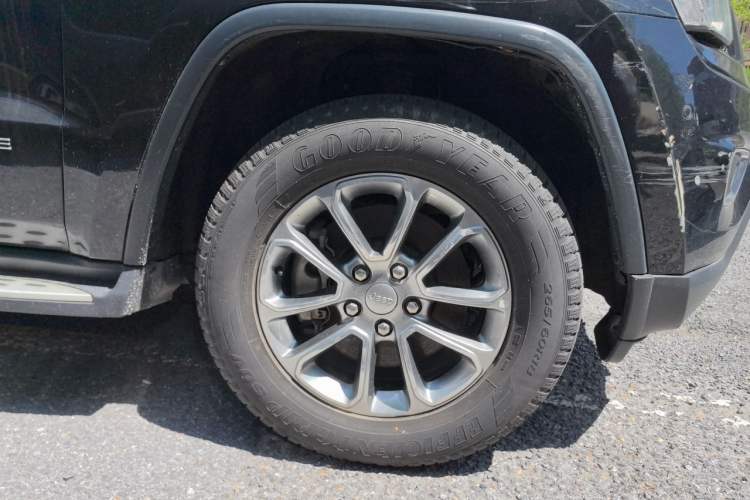 Used Jeep Grand Cherokee 2014 3.6L Elite Navigation Edition Right Front Wheel Hub