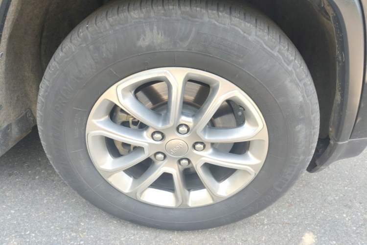 Used Jeep Grand Cherokee 2014 3.0TD Diesel Comfort Navigation Version Right Front Wheel Hub
