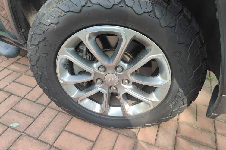 Used Jeep Grand Cherokee 2014 3.6L Elite Navigation Edition Right Front Wheel Hub