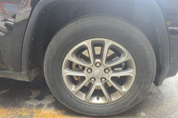 Used Jeep Grand Cherokee 2014 3.0TD Diesel Comfort Navigation Version Right Front Wheel Hub