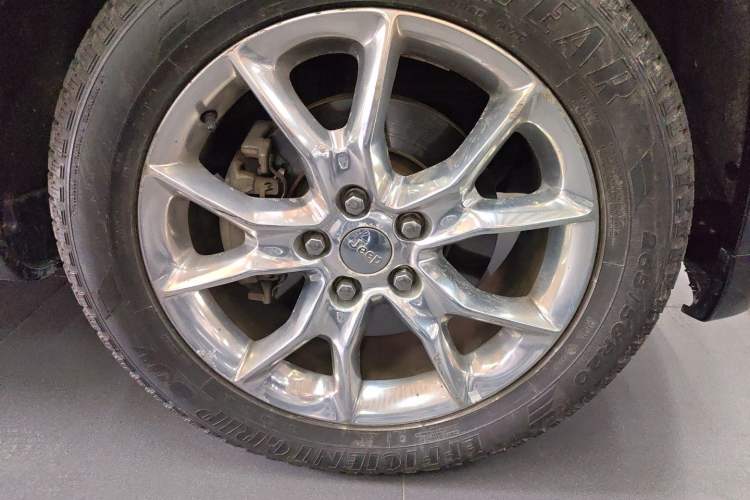Used Jeep Grand Cherokee 2014 3.0L Flagship Zunyue Edition Right Front Wheel Hub