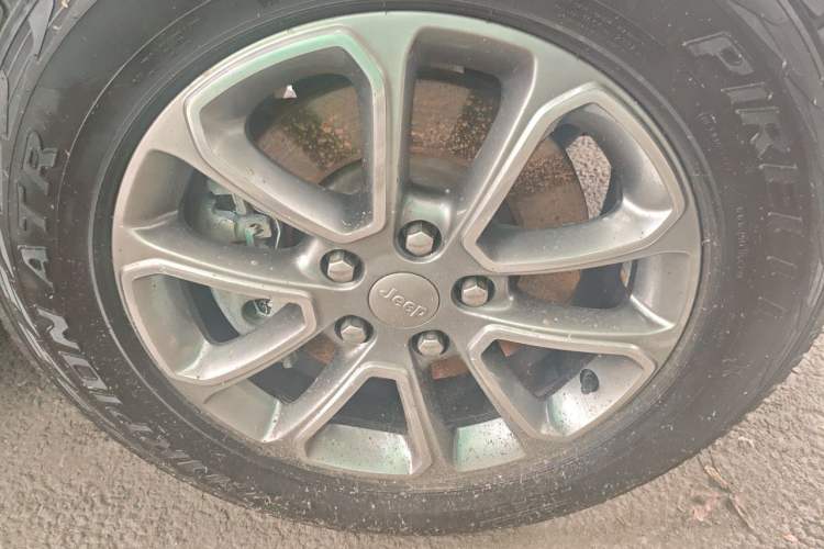 Used Jeep Grand Cherokee 2014 3.0L Comfort Navigation Edition Right Front Wheel Hub