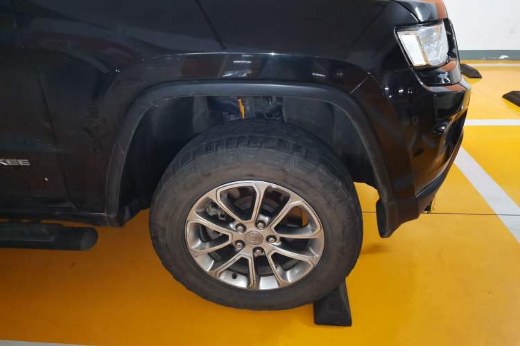 Used Jeep Grand Cherokee 2014 3.0TD Diesel Comfort Navigation Version Right Front Wheel Hub