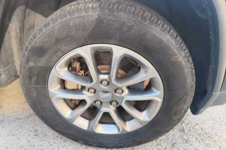 Used Jeep Grand Cherokee 2014 3.6L Elite Navigation Edition Right Front Wheel Hub