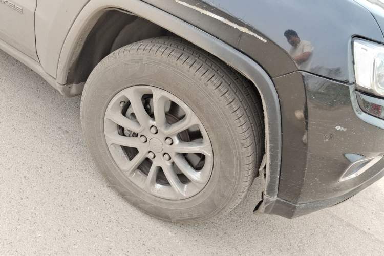 Used Jeep Grand Cherokee 2014 3.6L Elite Navigation Edition Right Front Wheel Hub
